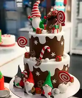 Новогодний торт с гномами