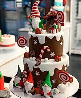 Новогодний торт с гномами