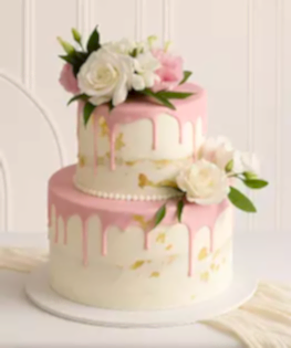 Свадебный торт в два яруса с живыми цветами и шоколадными розовыми подтеками