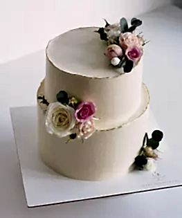 Свадебный торт в два яруса с букетными композициями из живых цветов