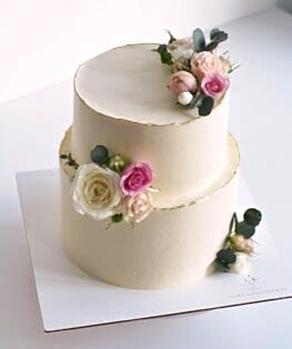 Свадебный торт в два яруса с букетными композициями из живых цветов