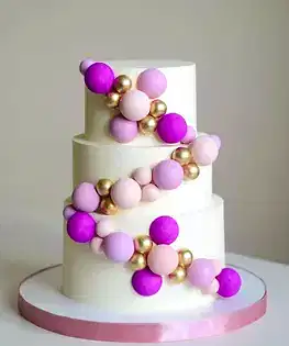 Свадебный торт с  разноцветными шоколадными шарами