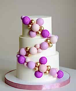 Свадебный торт с  разноцветными шоколадными шарами