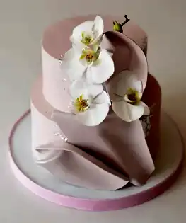 Розовый свадебный торт с белыми орхидеями
