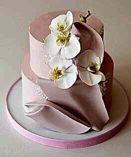 Розовый свадебный торт с белыми орхидеями