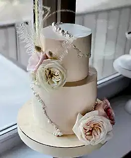 Свадебный торт в два яруса с сахарными цветами, перьями и монпарелем