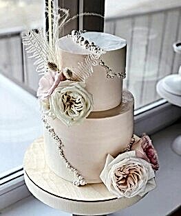 Свадебный торт в два яруса с сахарными цветами, перьями и монпарелем