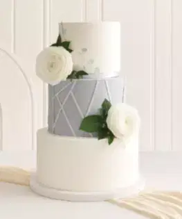 Свадебный торт бело-голубой с сахарными пионами