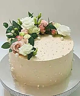 Свадебный торт в один ярус с монпарелем и композицией из живых цветов