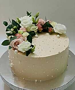 Свадебный торт в один ярус с монпарелем и композицией из живых цветов