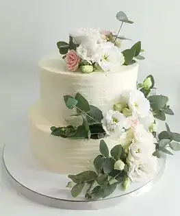 Двухъярусный свадебный торт с цветами
