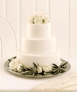 Свадебный торт из мастики с живыми цветами в белом цвете