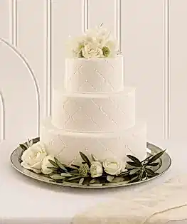 Свадебный торт из мастики с живыми цветами в белом цвете