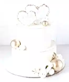 Свадебный торт с сахарными сердцами в два яруса