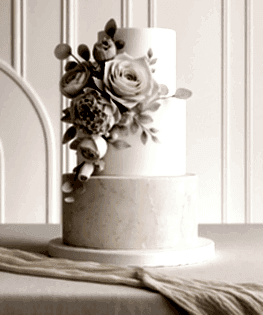 Свадебный торт нежный с сахарными цветами в розовом исполнении