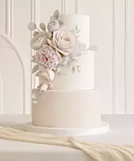 Свадебный торт нежный с сахарными цветами в розовом исполнении