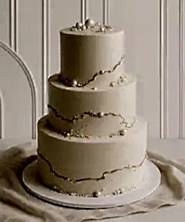 Белый свадебный торт с золотом и сахарными жемчужинами