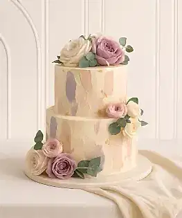 Свадебный торт в два яруса с живыми цветами в пастельных тоннах