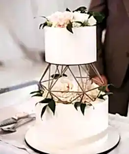 Двухъярусный торт с воздушной межъярусной подставкой и живыми цветами