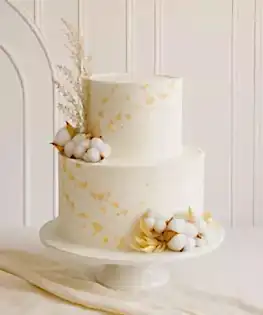 Белый торт с хлопком и сухоцветом