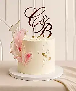 Свадебный торт с лаконичными мазками и бусинами