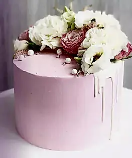 Свадебный торт одноярусный розовый с живыми цветами