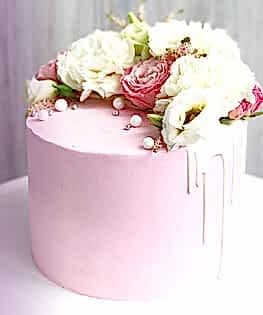 Свадебный торт одноярусный розовый с живыми цветами