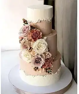 Свадебный торт с эффектом текстуры и живыми цветами