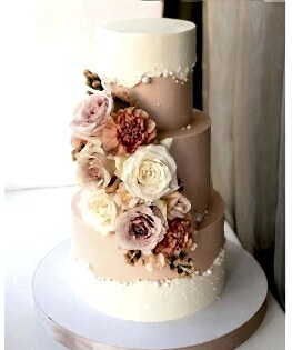 Свадебный торт с эффектом текстуры и живыми цветами