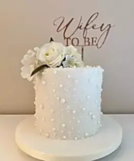 Свадебный торт с бусинами, цветами, топпером