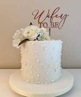 Свадебный торт с бусинами, цветами, топпером