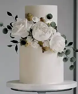 Свадебный торт покрытый ганашем, украшен сахарными цветами и пищевым золотом