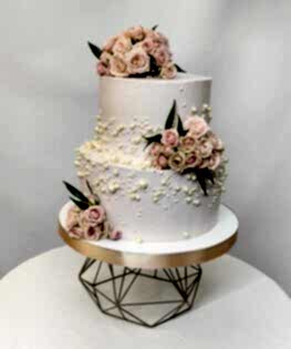Свадебный торт в два яруса с живыми цветами в нежно-розовом цвете