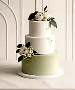 Свадебный торт в два яруса оливкового цвета с живыми цветами