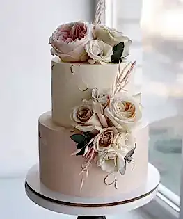 Свадебный торт в два яруса с живыми цветами в пастельных тоннах