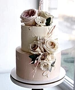 Свадебный торт в два яруса с живыми цветами в пастельных тоннах