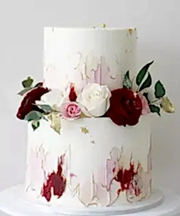Свадебный торт в два яруса с живыми цветами и кремовой росписью
