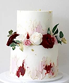 Свадебный торт в два яруса с живыми цветами и кремовой росписью