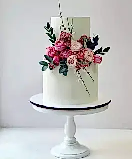 Свадебный торт в два яруса с яркой цветочной композицией