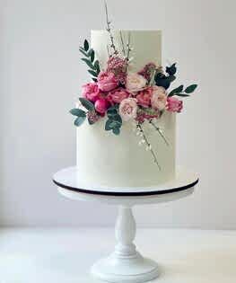 Свадебный торт в два яруса с яркой цветочной композицией