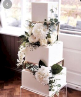 Свадебный торт в три секции с живыми цветами