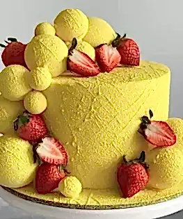 Желтый торт с клубникой