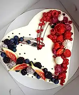 Торт без мастики в виде сердца с ягодами