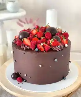 Торт без мастики с шоколадом и ягодами