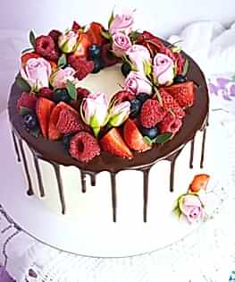 Торт без мастики с живыми цветами