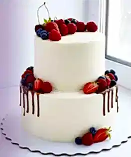 Белый двухъярусный торт с ягодами