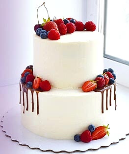 Белый двухъярусный торт с ягодами