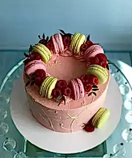 Розовый торт с макарунами и ягодами