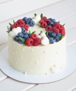 Белый торт с сердечками и ягодами