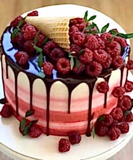 Торт с вафельным рожком и малиной